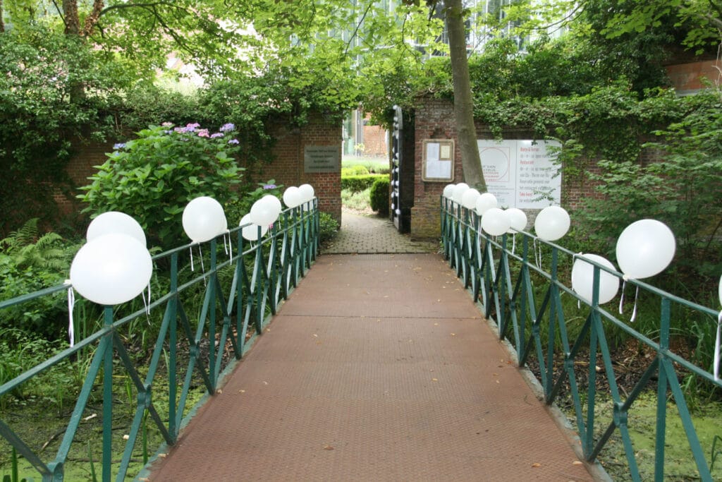 bruggetje met witte ballonnen