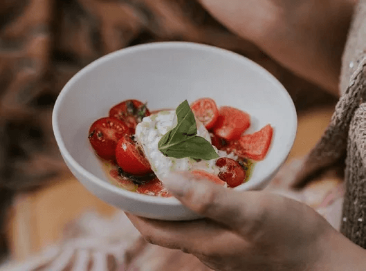 wit kommetje met tomatensalade en burrata
