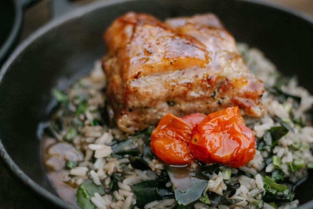 gebakken kipfilet en tomaat op een bedje van risotto