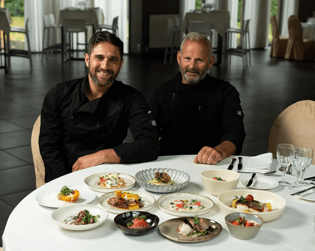 chef enrico en collega aan tafel vol testgerechtjes 